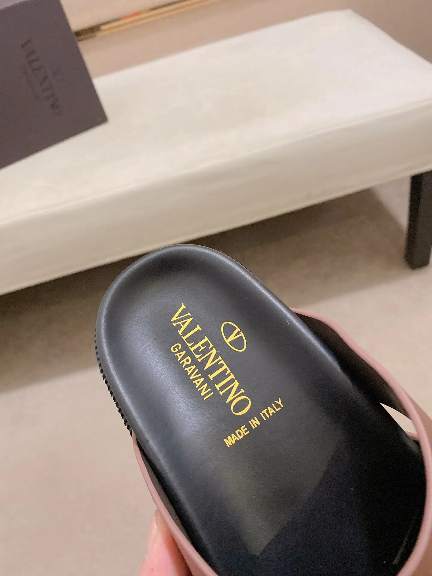 Men's shoes💰: 440💰[Valentino] New men's boutique slippers, counter quality, classic plaid, the actual workmanship is quite complex🔰The uppers are made of imported fabrics➕🐑Sheepskin lining, which tests the craftsman's craftsmanship➕original PU outsole. Size: 38-44 (45 can be customized, non-refundable)
